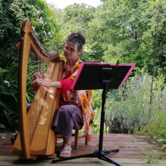 Spectacle seule en scène de poésie, chant et harpe